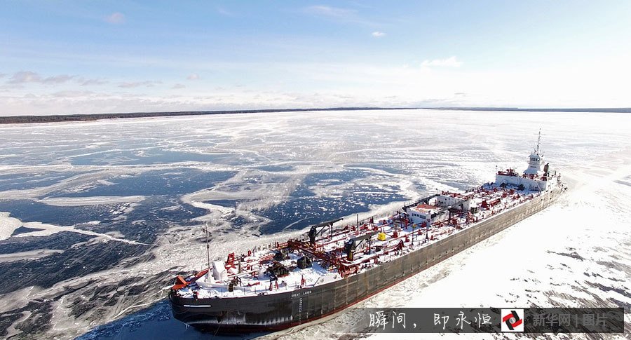 美国密歇根湖结冰困住巨轮 宛如灾难大片