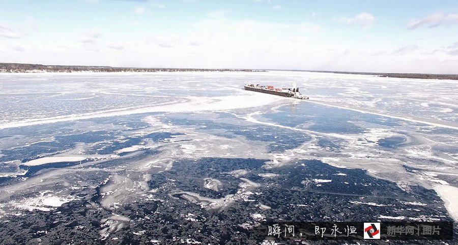 美国密歇根湖结冰困住巨轮 宛如灾难大片