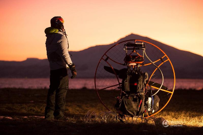 挪威滑翔伞运动员与北极光&ldquo;共舞&rdquo; 场面壮观
