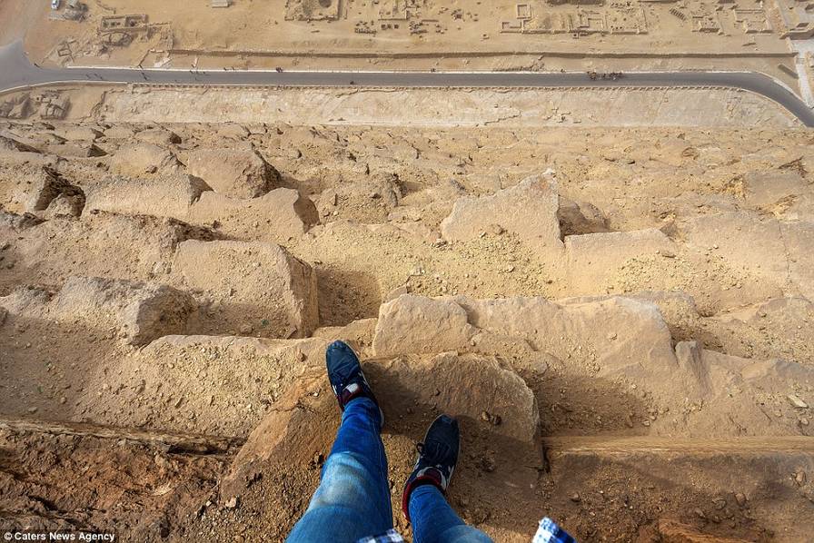 金字塔顶看风景的人：被警察带走了