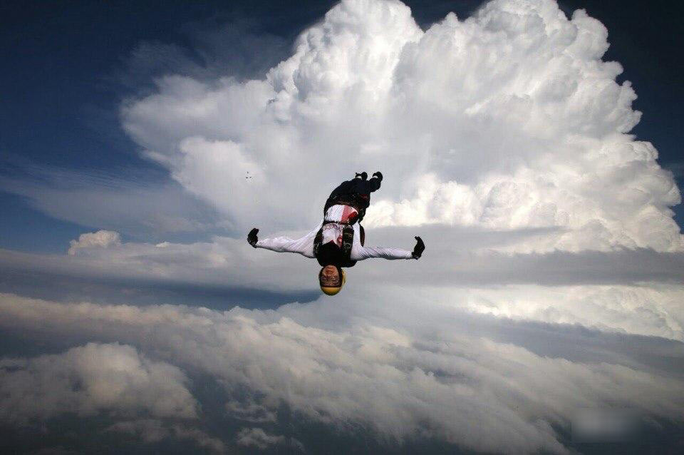 俄罗斯19岁女孩成&ldquo;空中舞者&rdquo; 高难度跳伞