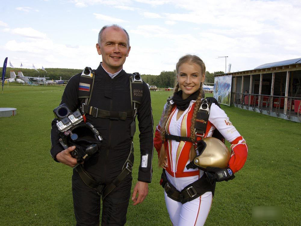 俄罗斯19岁女孩成&ldquo;空中舞者&rdquo; 高难度跳伞