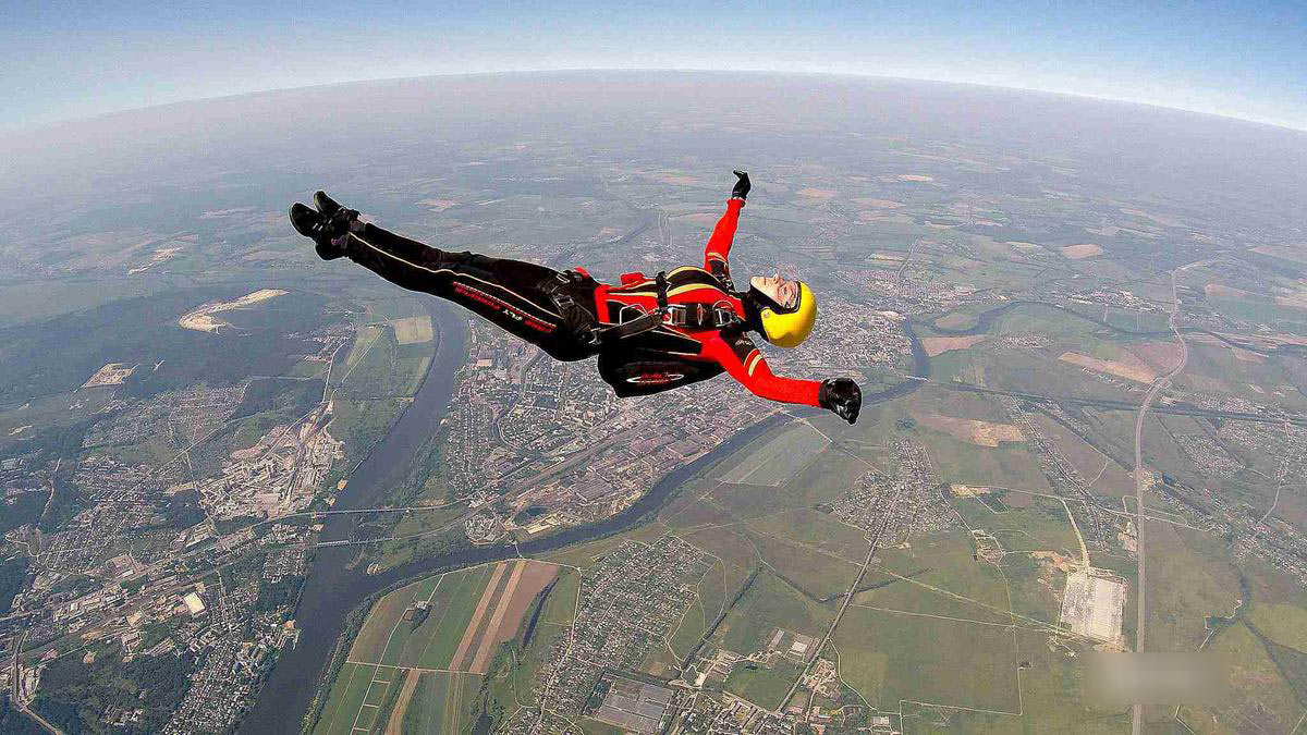 俄罗斯19岁女孩成&ldquo;空中舞者&rdquo; 高难度跳伞
