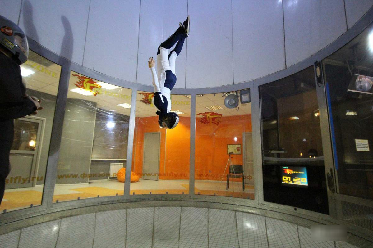 俄罗斯19岁女孩成&ldquo;空中舞者&rdquo; 高难度跳伞