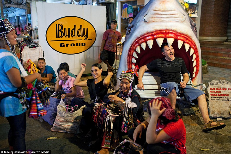 曼谷夜生活:露天按摩店和廉价售卖笑气