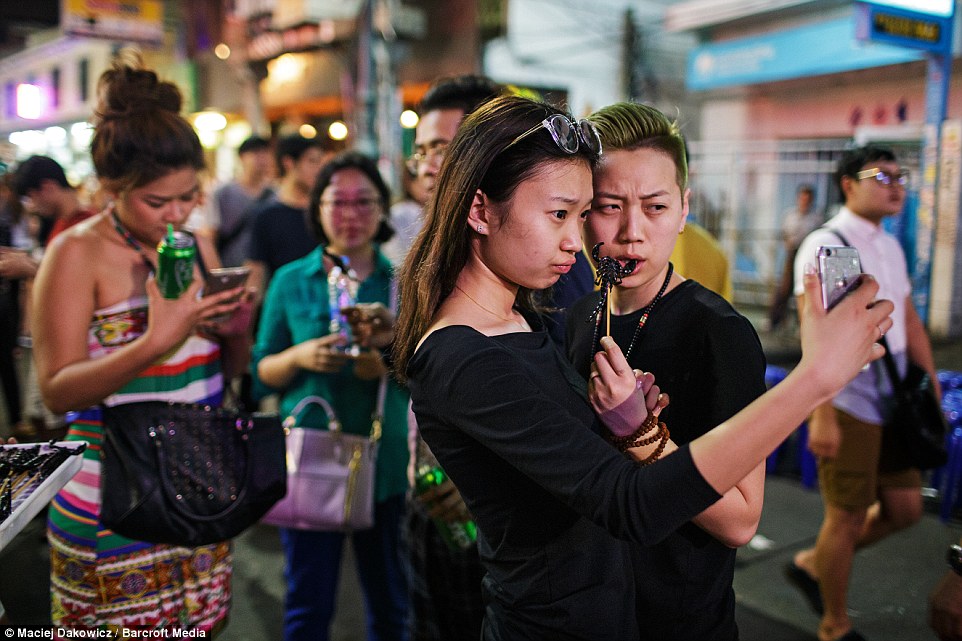 曼谷夜生活:露天按摩店和廉价售卖笑气