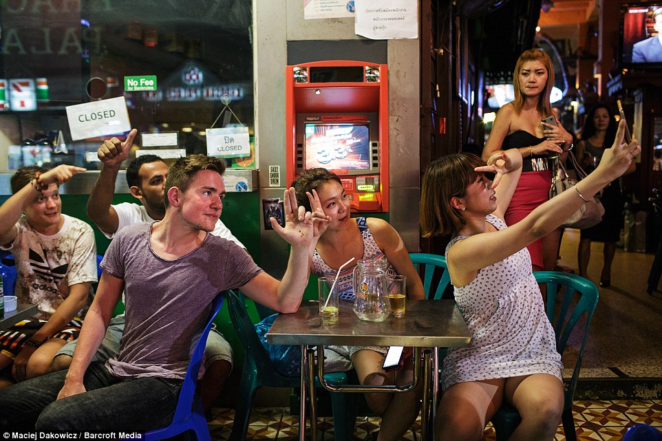 曼谷夜生活:露天按摩店和廉价售卖笑气