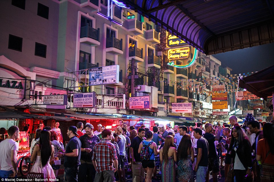 曼谷夜生活:露天按摩店和廉价售卖笑气