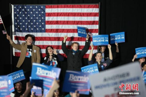 当地时间1月31日，距美国总统大选首站艾奥瓦州党团会议开始仅1天，民主党竞选人桑德斯在艾奥瓦州首府得梅因举行集会活动。图为大学生为桑德斯造势拉票。<a target='_blank' href='http://www.chinanews.com/'><p  align=