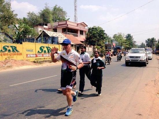 澳洲牛人跑步横跨印度 每天12小时耗时60天(图)