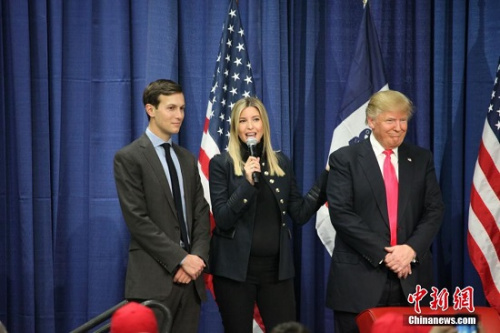 当地时间1月31日，美国总统竞选人特朗普在美国大选首站艾奥瓦州康瑟尔布拉夫斯市一所中学校园举行拉票活动，他怀孕八个月的女儿伊凡卡（中）也来站台助选。<a target='_blank' href='http://www.chinanews.com/'><p align=