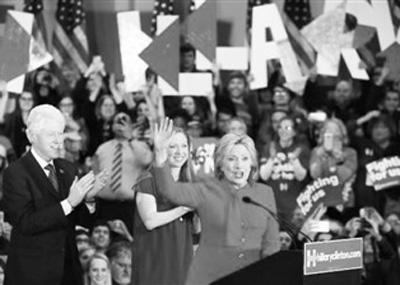 图为希拉里在初选开始前拉票。