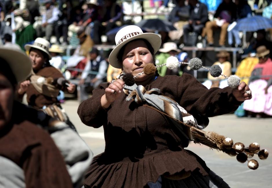 玻利维亚土著居民载歌载舞庆祝其传统节日(组