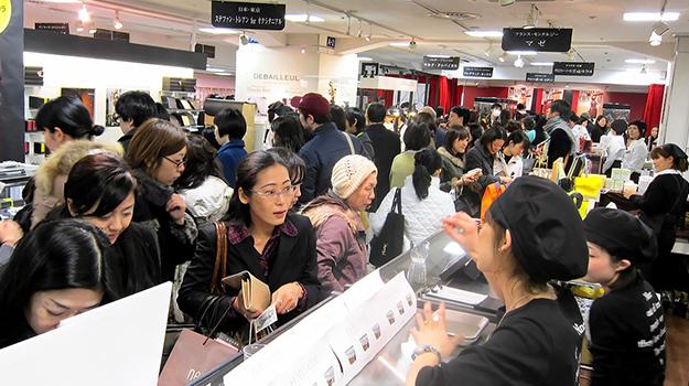 日本失控的情人节 女性为爱人疯抢巧克力