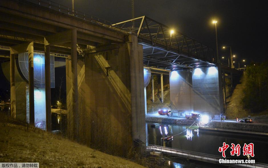 瑞典一汽车从29米高大桥坠落 5名英国人死亡