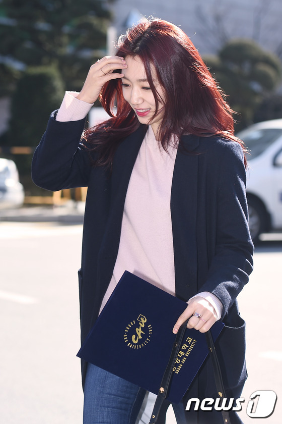 朴信惠出席大学毕业典礼 少女时代秀英Yuri秀美腿【组图】