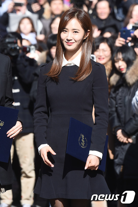 朴信惠出席大学毕业典礼 少女时代秀英Yuri秀美腿【组图】