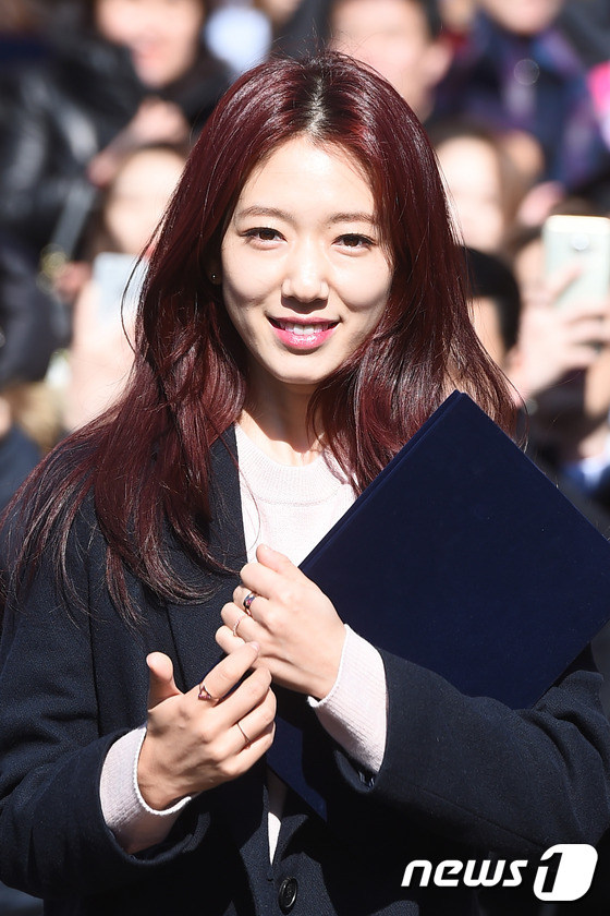 朴信惠出席大学毕业典礼 少女时代秀英Yuri秀美腿【组图】