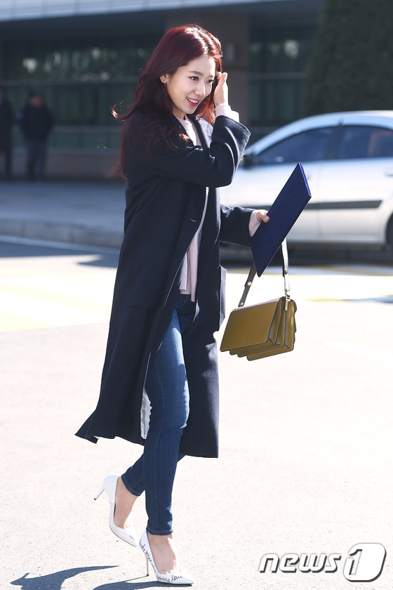 朴信惠出席大学毕业典礼 少女时代秀英Yuri秀美腿【组图】