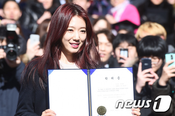 朴信惠出席大学毕业典礼 少女时代秀英Yuri秀美腿【组图】