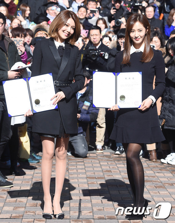 朴信惠出席大学毕业典礼 少女时代秀英Yuri秀美腿【组图】