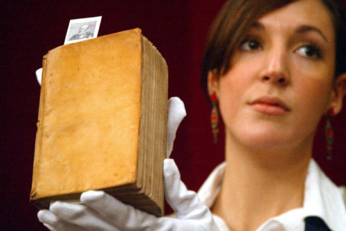 英国的法律或重要文件都印制在羊皮上或用羊皮书写。