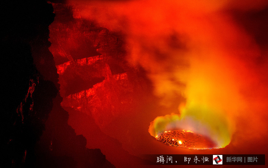 摄影师火山口冒死拍摄火红岩浆翻滚震撼景象