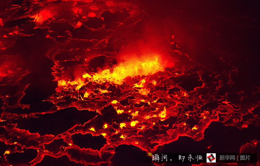 摄影师火山口冒死拍摄火红岩浆翻滚震撼景象