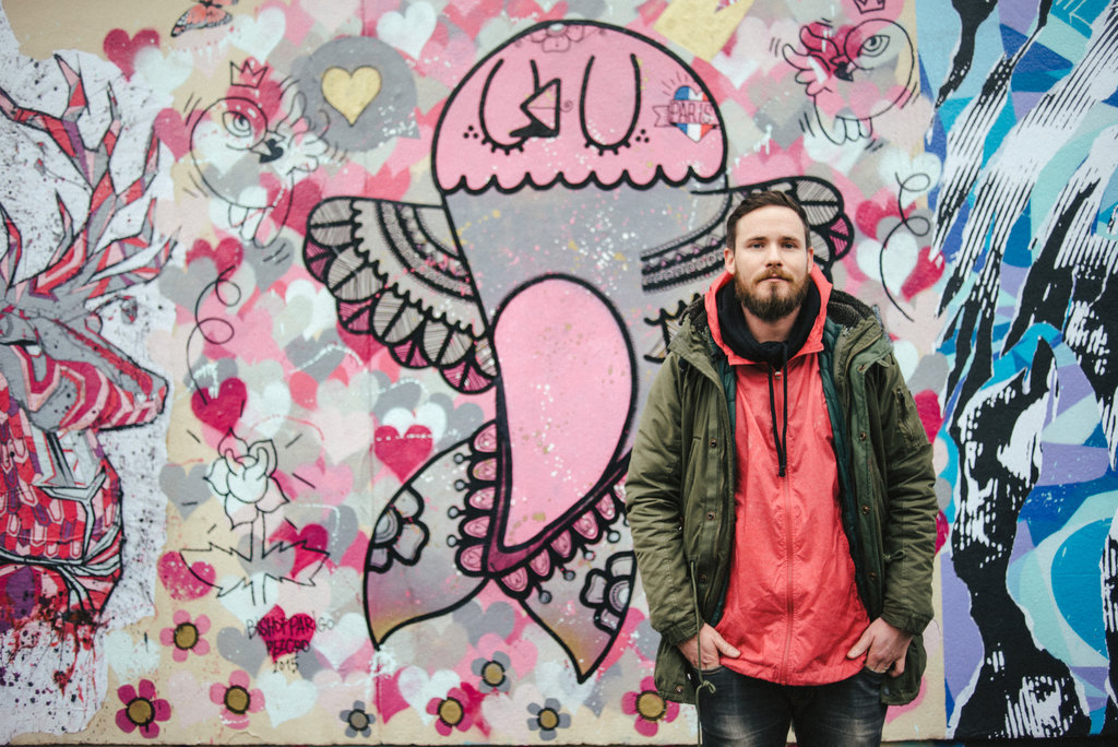 巴黎以&ldquo;爱之墙&rdquo;纪念恐怖袭击事件