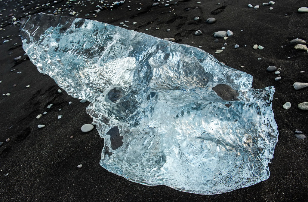黑火山灰沙滩遍布&ldquo;钻石冰块&rdquo; 摄影师定格冰川湖庄严美景 【3】