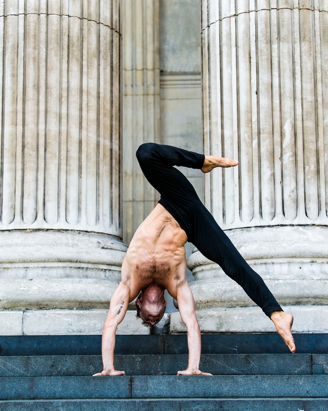 摄影师拍舞者街头表演彰显艺术之美