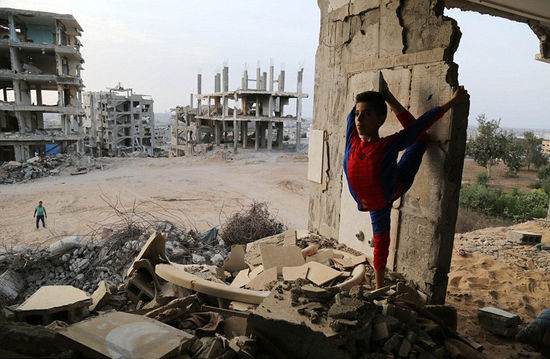 外媒:加沙40万儿童心理有问题 封锁中学会画坦克