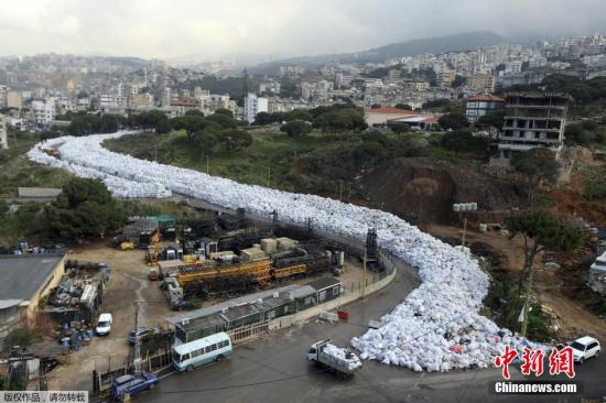 当地时间2月23日，黎巴嫩垃圾危机持续，垃圾袋堆满贝鲁特街道。