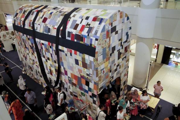 世界最大手提包在马来西亚展出宣传废物利用（图）