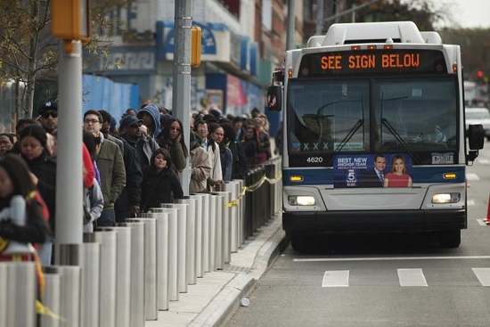 纽约女子在公交车上吸烟不听劝阻还“劫车”