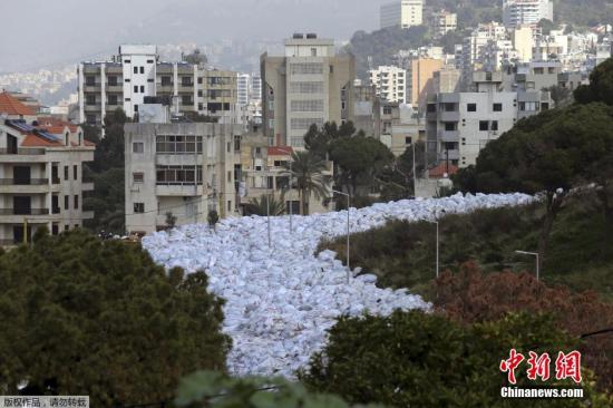 当地时间2月23日，黎巴嫩垃圾危机持续，垃圾袋堆满贝鲁特街道。