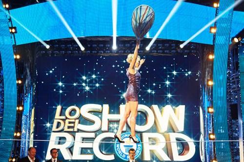 俄美女穿高跟鞋走钢丝。