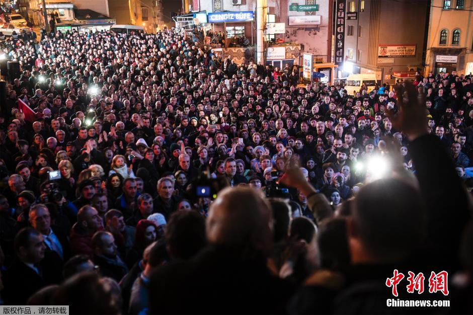 土耳其民众点亮手机闪光灯 抗议矿山建设计划