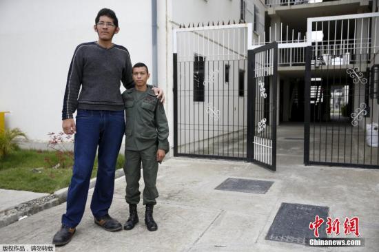 罗德里格斯与他24的哥哥Wilmer合影。因为脑垂体过度发达，他比同龄人都生长发育地快，他的身高目前也达到了不可思议的2.2米。