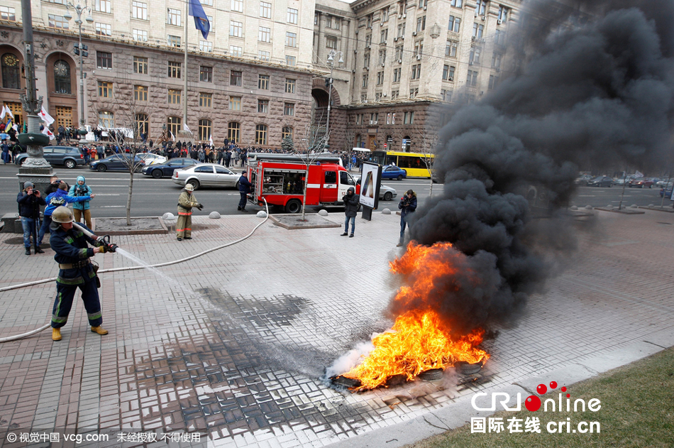 乌克兰出租车司机焚烧轮胎 抗议优步打车服务
