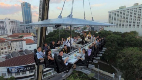 紧张与乐趣同在：50米空中餐厅边享美食边赏景（图）