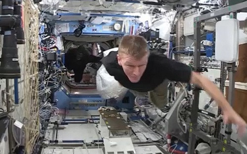 英国宇航员皮克被“猩猩”追着逃跑。图片来源:美国宇航局