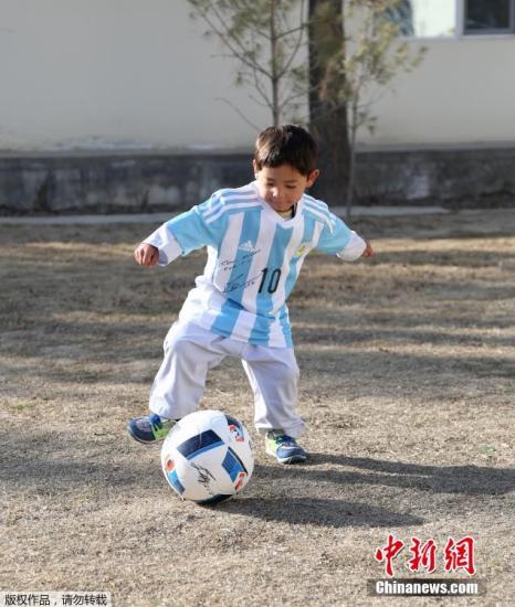 当地时间2月25日，阿富汗喀布尔，1个多月之前，5岁的阿富汗小男孩扬-穆尔塔扎(Murtaza)，在网络上走红：他身穿用塑料袋自制的梅西阿根廷10号球衣，荒凉的土地上，小男孩的背影让人心生怜悯。现在，穆尔塔扎的梦想成真了&mdash;&mdash;梅西赠送的亲笔签名阿根廷10号战袍，穿在穆尔塔扎身上！