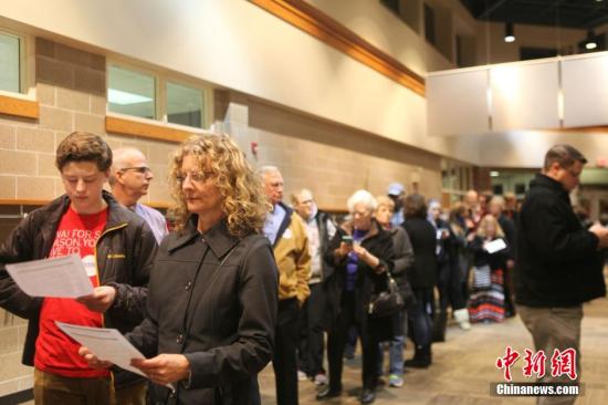 资料图：当地时间2月1日，美国总统大选&ldquo;首战&rdquo;在艾奥瓦州启动，共和党与民主党分别在各个选区召开党团会议，为各自支持的总统竞选人投票。<a target='_blank' href='http://www.chinanews.com/'><p align=