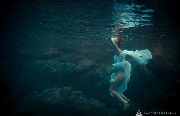 新婚夫妇拍摄水下唯美婚纱照成新时尚