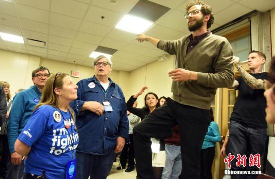 资料图：美国总统大选&ldquo;首战&rdquo;艾奥瓦州。图为选民出席党团会议选举活动。<a target='_blank' href='http://www.chinanews.com/'><p  align=