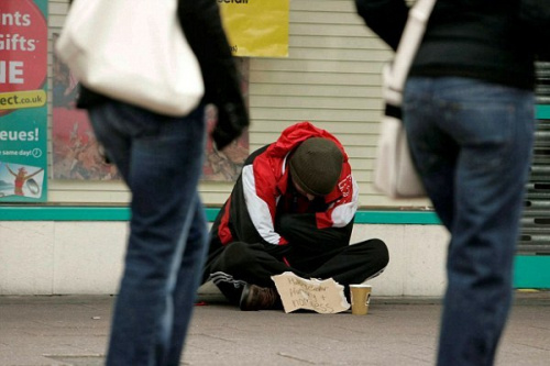 英男子假扮流浪汉街头行乞狂赚年入13万英镑（图）
