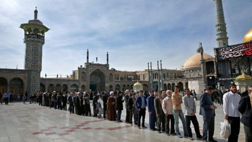 2月26日，伊朗民众在德黑兰南部一处投票站排队等待。（美联社）