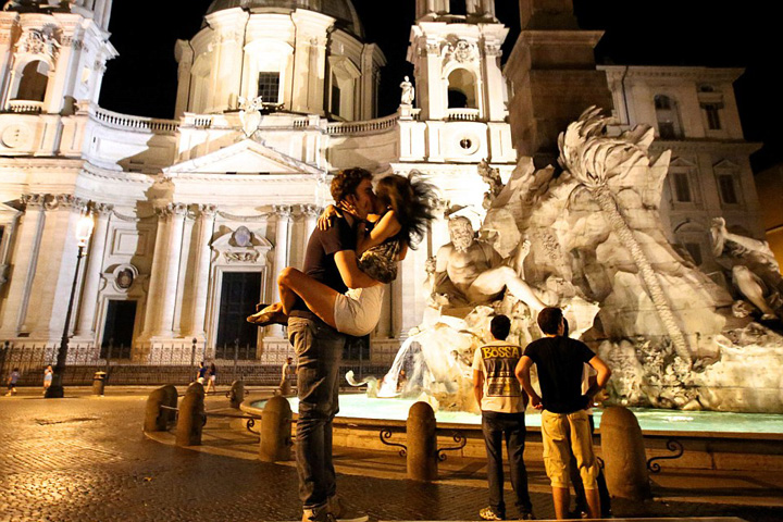 环游世界的甜蜜吻照：同性恋镜头前大方示爱