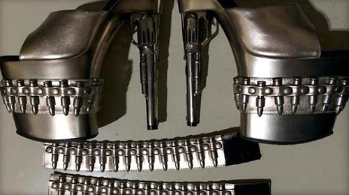 美一机场安检查出&ldquo;枪炮高跟鞋&rdquo; 造型奇葩(图)